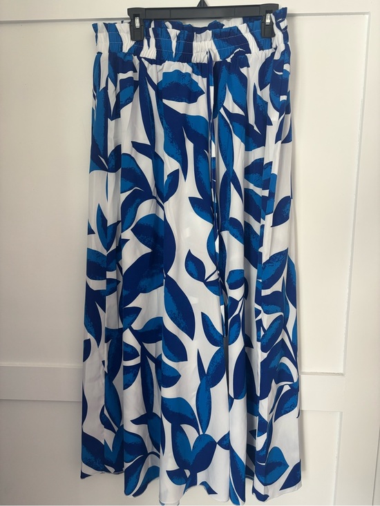 SHEIN Pants - SHEIN White Pants with Bold Royal Blue Leaf Print size 2XL